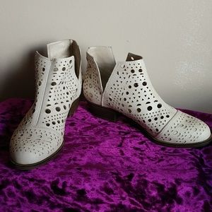 Everyday fashionable white shoes